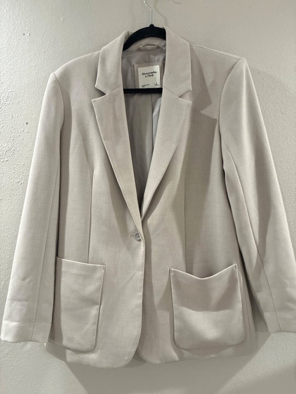 Abercrombie & Fitch womes relaxed career blazer cream sise small patch pockets